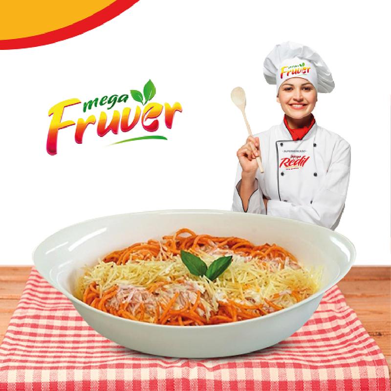 Espaguetti Con Salsa De Tomate Y Queso Mozarella